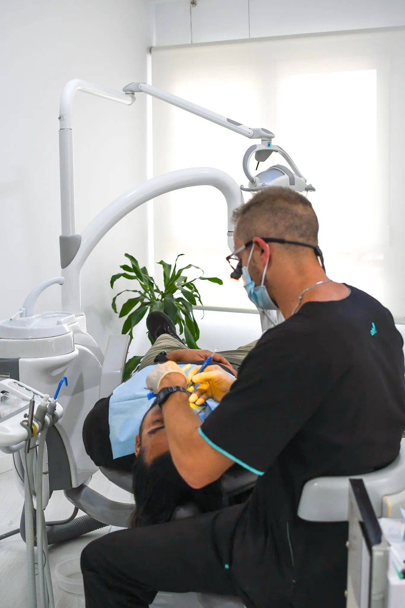 Dentista trabajando con paciente.