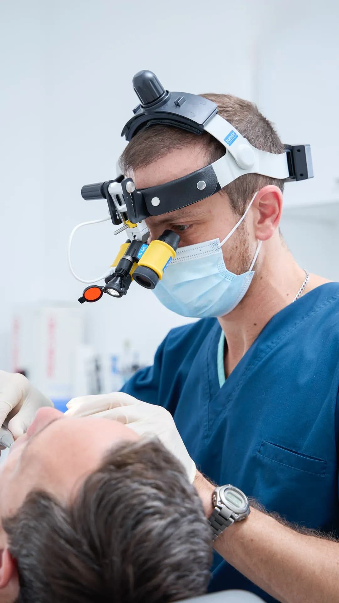 Odontologo en trabajo de precision