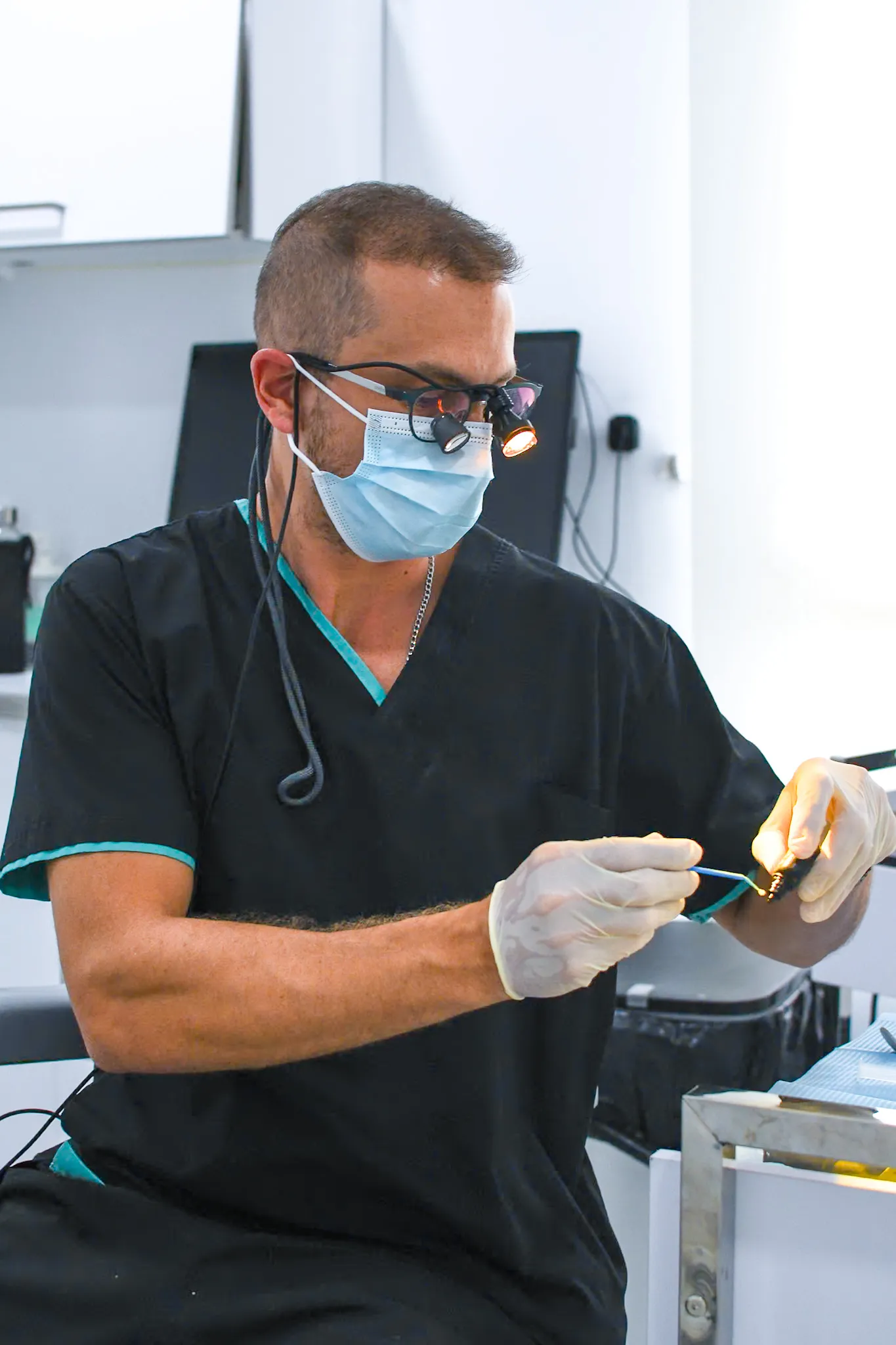 Odontologo en trabajo de precision